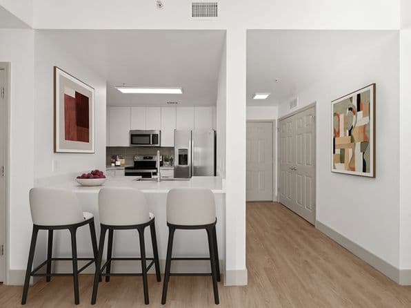 425 W 5th St