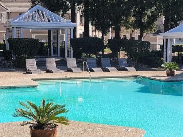 1070 Lake Front Dr